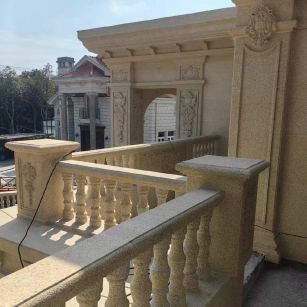 郑州 黄金麻别墅外墙干挂雕花配合阳台栏杆花瓶柱