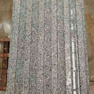 郑州 芝麻白花岗岩荔枝面雕刻盲道，盲条