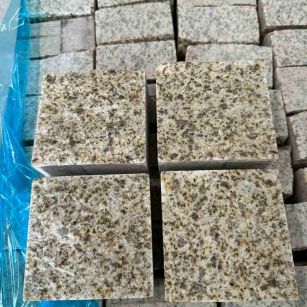 郑州 黄金麻花岗岩自然面小方块，弹石，马蹄石等