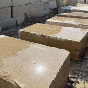 郑州 黄金麻方料堆场洗料分选中，原材料充足