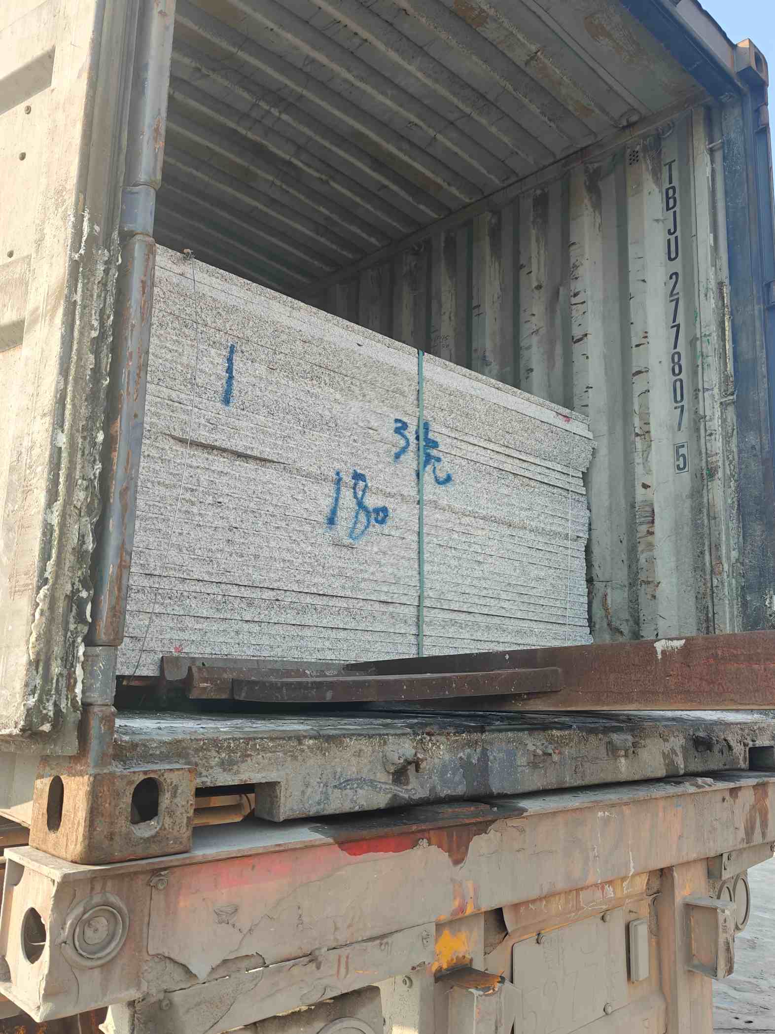 郑州 芝麻白花岗岩石材3.0公分光面毛板装柜出货