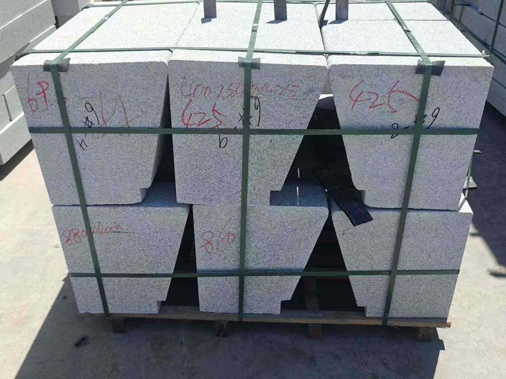 郑州 芝麻白异形坐凳，石凳