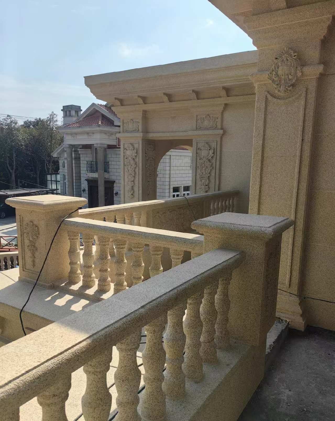 郑州 黄金麻别墅外墙干挂雕花配合阳台栏杆花瓶柱