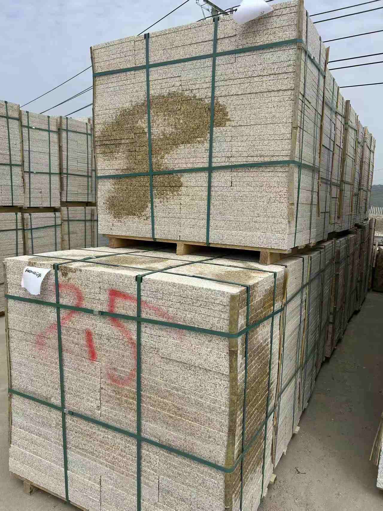 郑州 黄金麻花岗岩石材荔枝面地铺石2.5*300*600