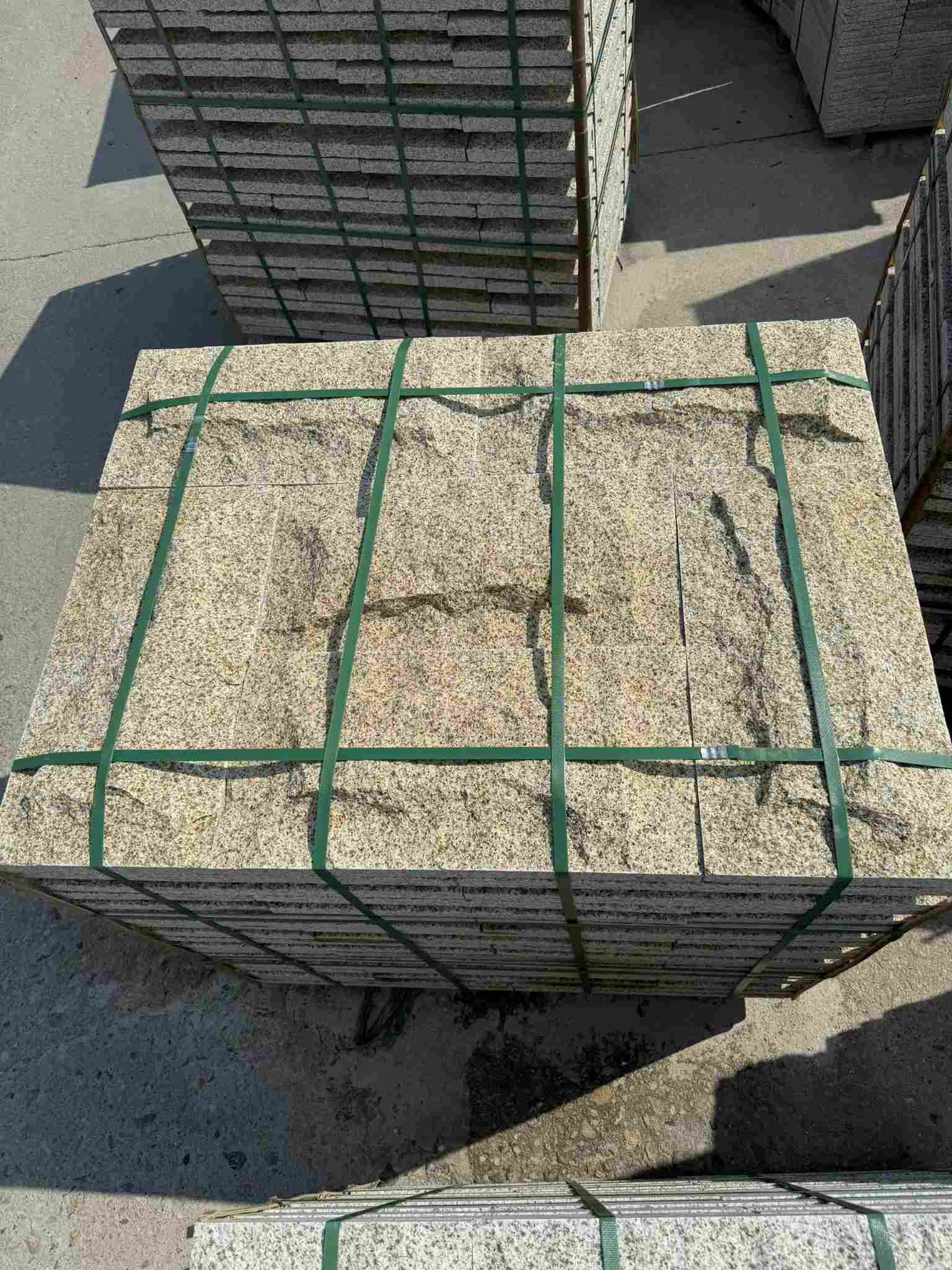 郑州 黄金麻花岗岩石材自然面蘑菇石成品