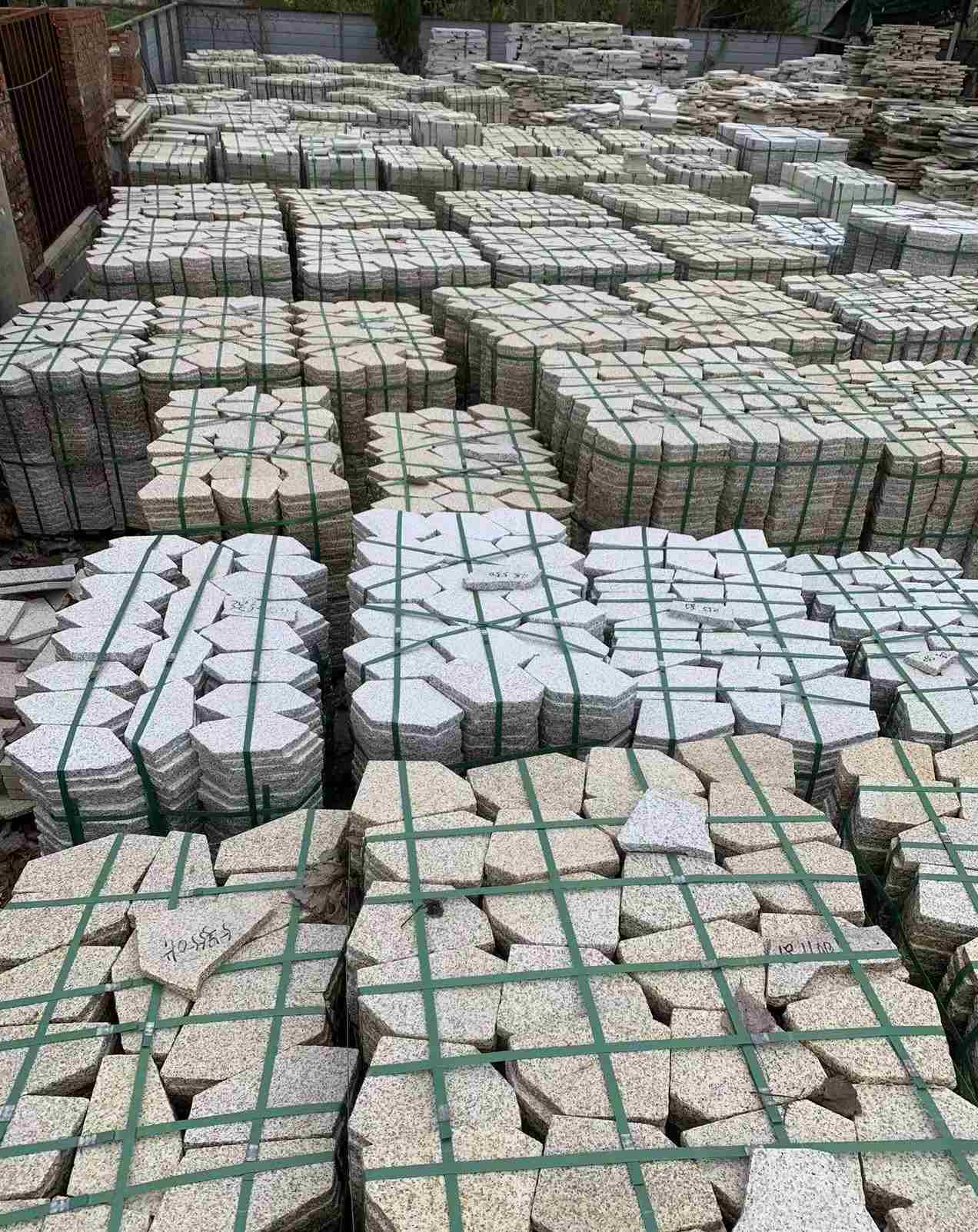 郑州 黄金麻白麻花岗岩荔枝面地铺石(冰裂纹)