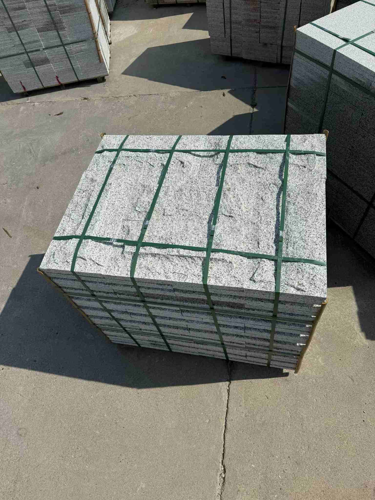 郑州 白麻花岗岩石材自然面蘑菇石成品