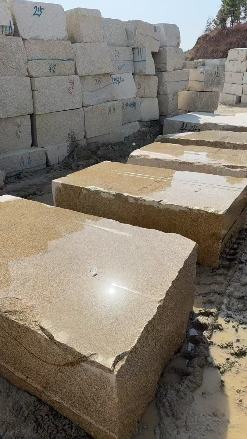 郑州 黄金麻方料堆场洗料分选中，原材料充足