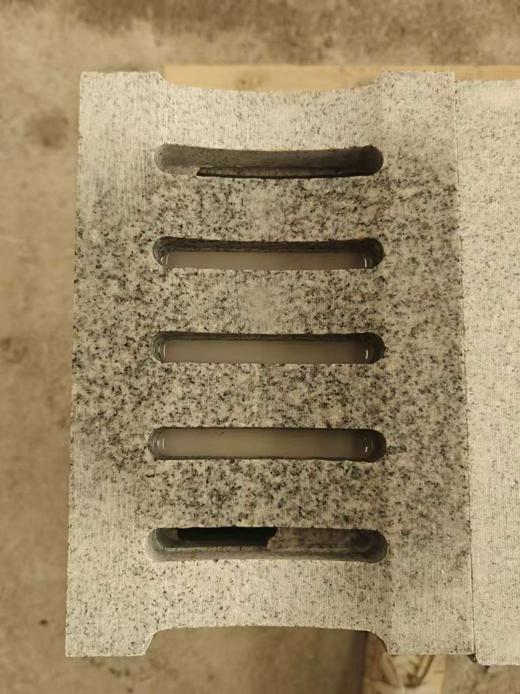 郑州 芝麻白拉丝面花岗岩U型开槽排水槽