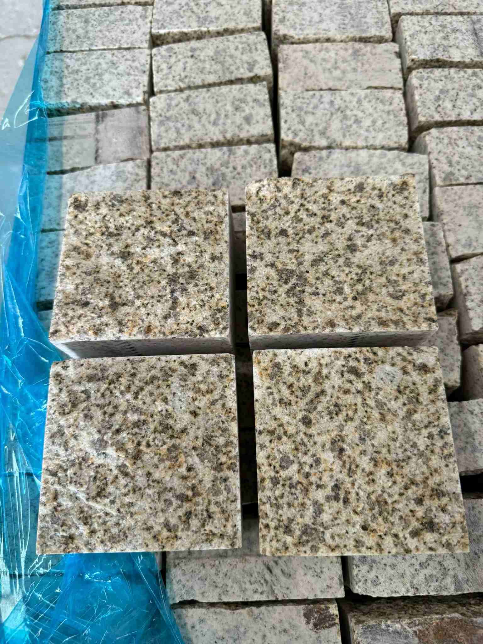 郑州 黄金麻花岗岩自然面小方块，弹石，马蹄石等