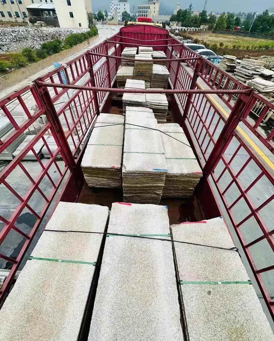 郑州 黄金麻花岗岩荔枝面，光面毛板装车完成