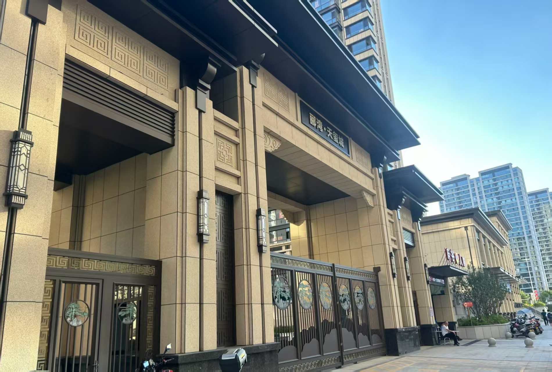 郑州 黄金麻花岗岩荔枝面小区门楼外墙干挂