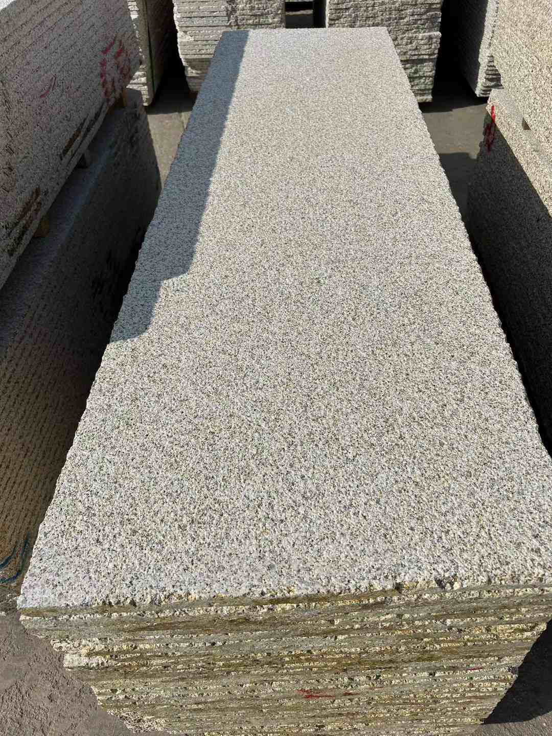 郑州 黄金麻花岗岩荔枝面毛板，半成品