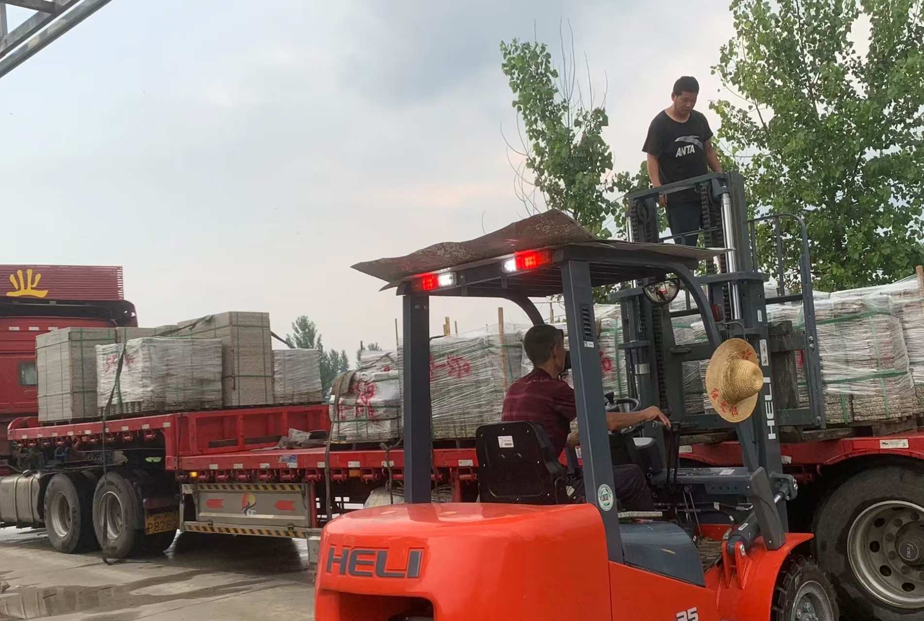 郑州 黄金麻冰裂纹，地铺石装车