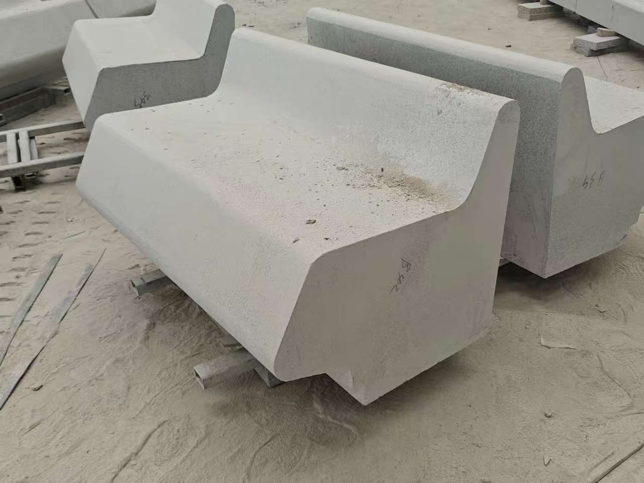 郑州 芝麻白花岗岩异形坐凳，石凳