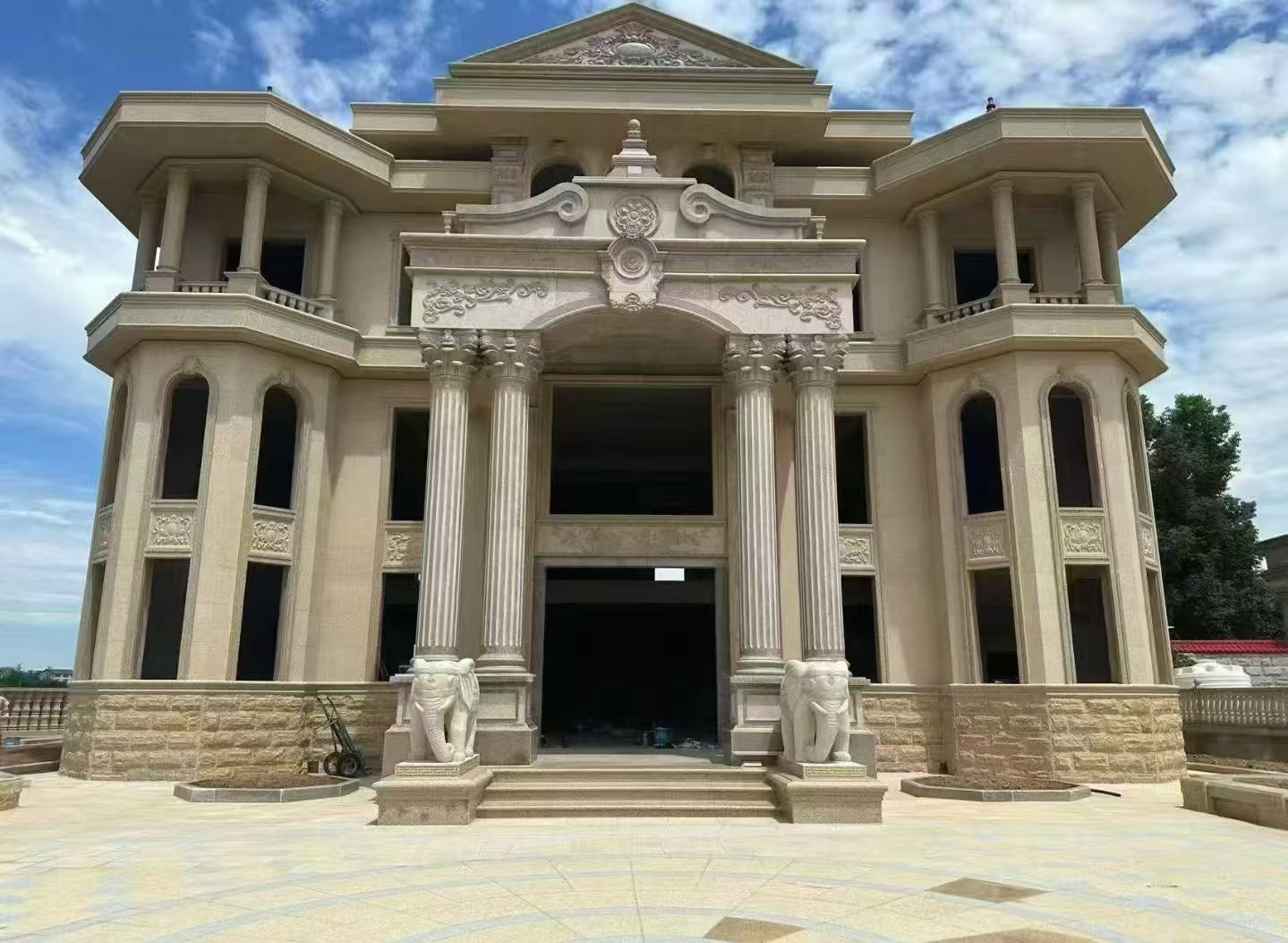 郑州 黄金麻别墅外墙干挂，大柱，大象，蘑菇石，雕花板