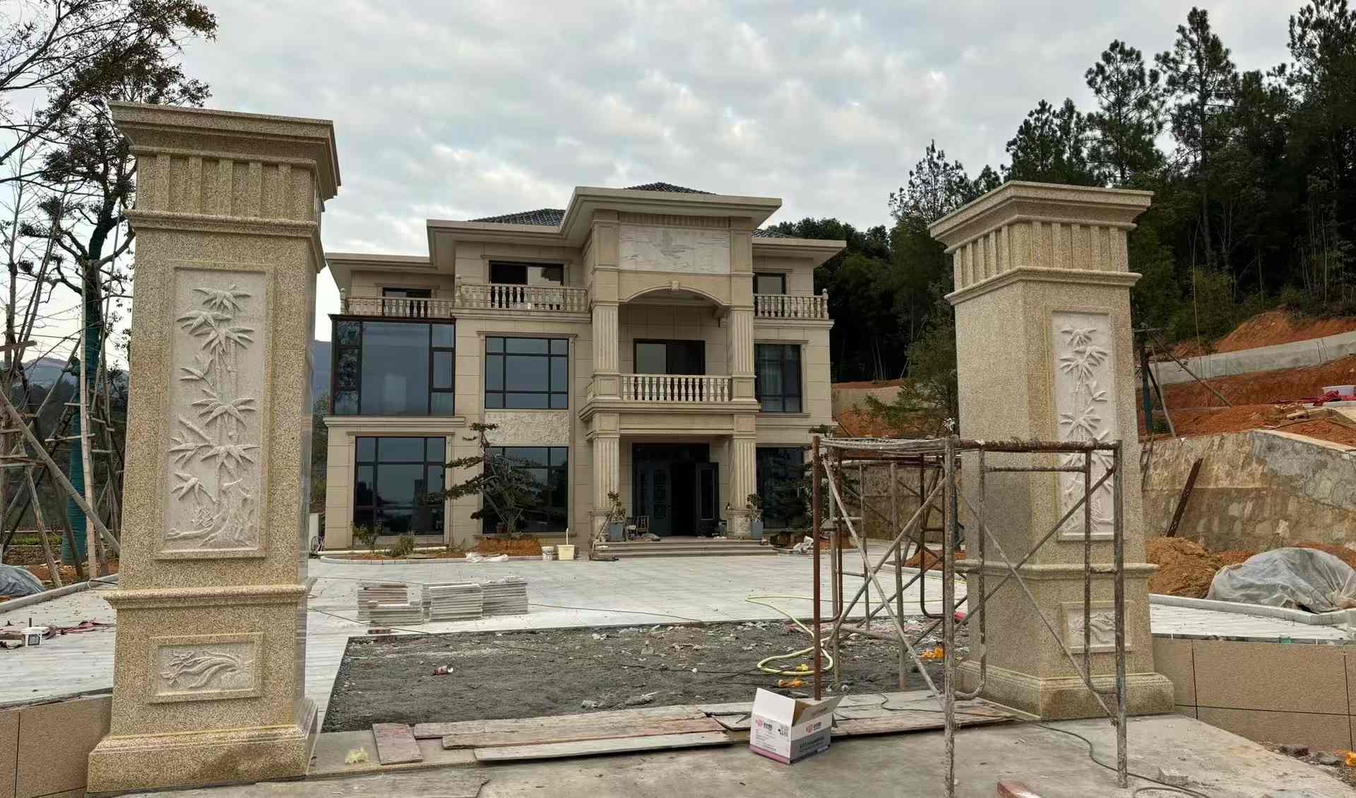 郑州 黄金麻花岗岩别墅雕花外墙干挂配上门口雕花罗马柱