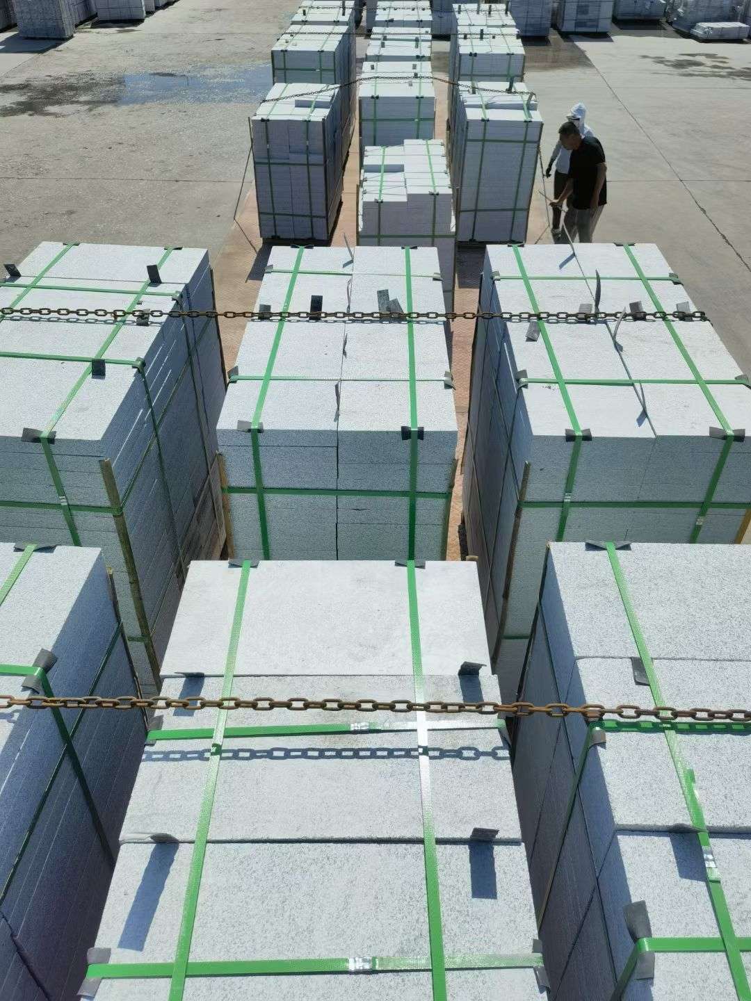 郑州 芝麻白花岗岩5公分地铺石 花岗岩厂家工厂装车日常